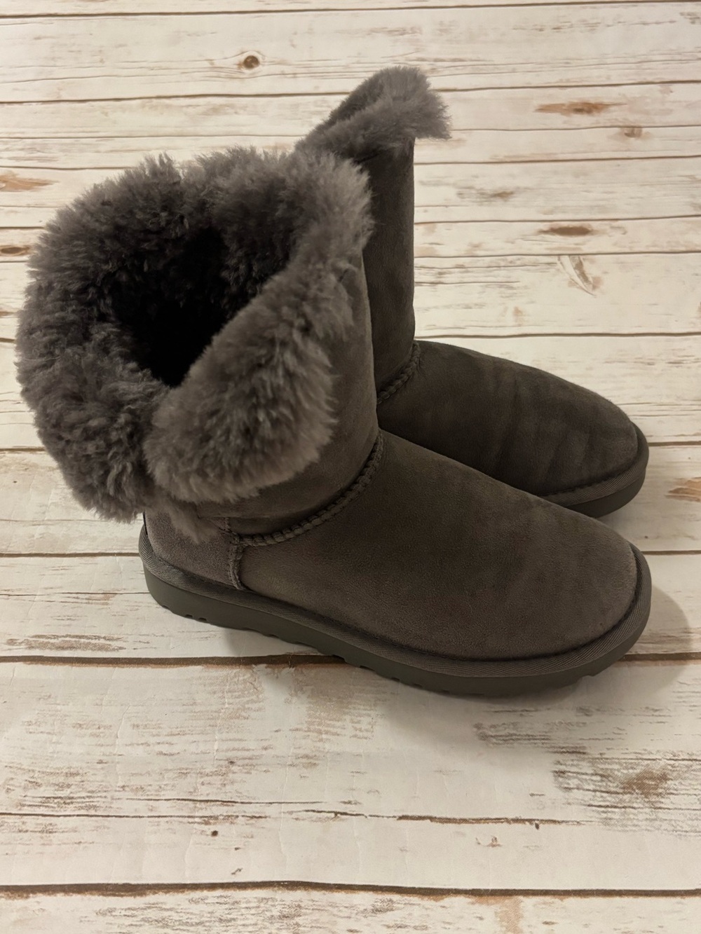 UGG Mini Bailey Button 2 Boots in Grey size 6 Women's Wool-Lined 1016422